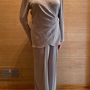 Stylish JONES of NEW YORK Two Piece Beige Suit
